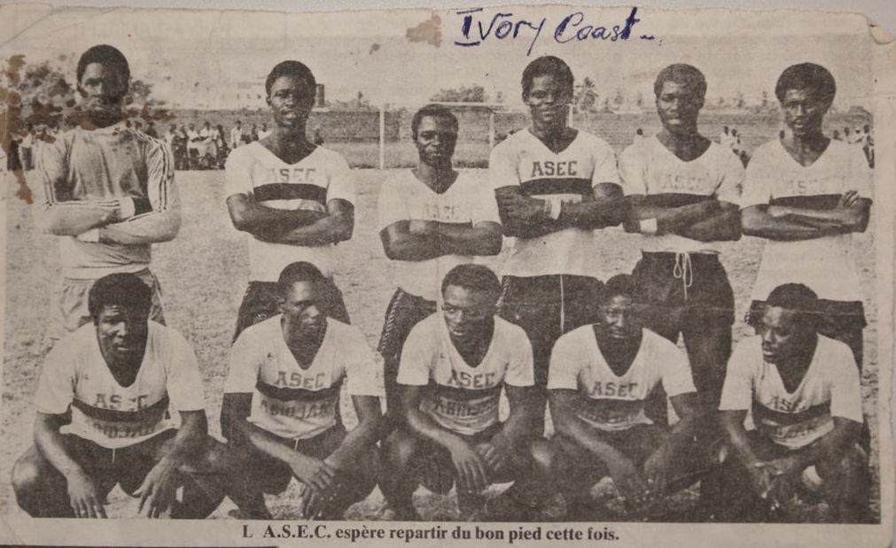 A black and white photo of a soccer team wearing ASEC Abidjan jerseys