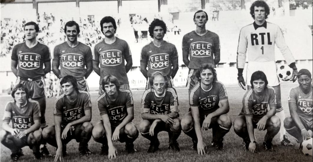 A black and white photo of a soccer team, wearing Télé Poche jerseys